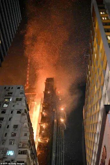 Shoals rained in Hong Kong! A massive fire broke out in a 42-storey building